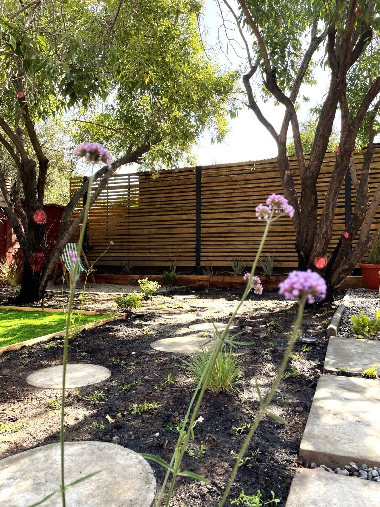 Paisajismo, Jardinería, Diseño de jardines, Paisajes naturales, Plantas ornamentales, Espacios verdes, Arquitectura del paisaje, Diseño de exteriores, Decoración de jardines, Mantenimiento de jardines, Paisajistas profesionales, Jardines residenciales, Diseño de patios, Plantación de árboles, Paisajismo urbano, Jardines temáticos, Xeriscaping, Diseño sostenible de paisajes, Huertos urbanos, Áreas verdes públicas