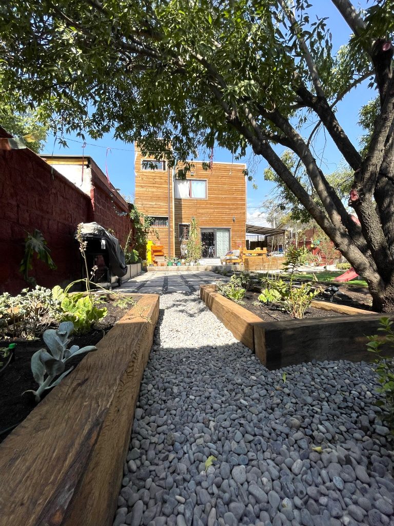 Paisajismo, Jardinería, Diseño de jardines, Paisajes naturales, Plantas ornamentales, Espacios verdes, Arquitectura del paisaje, Diseño de exteriores, Decoración de jardines, Mantenimiento de jardines, Paisajistas profesionales, Jardines residenciales, Diseño de patios, Plantación de árboles, Paisajismo urbano, Jardines temáticos, Xeriscaping, Diseño sostenible de paisajes, Huertos urbanos, Áreas verdes públicas